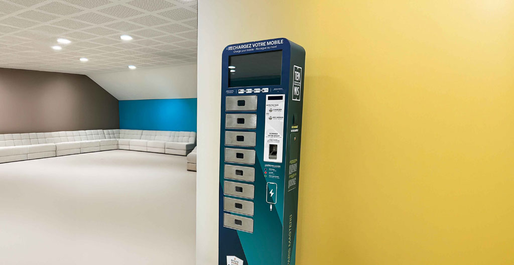 Balance avec plateau gauche supportant un bloc massif gris enchaîné et plateau droit présentant des modules colorés en lévitation, l'équilibre penchant vers la flexibilité des modules